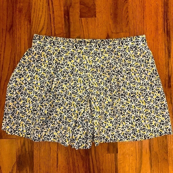GAP floral pleated elasticized shorts, size M - Picture 2 of 4